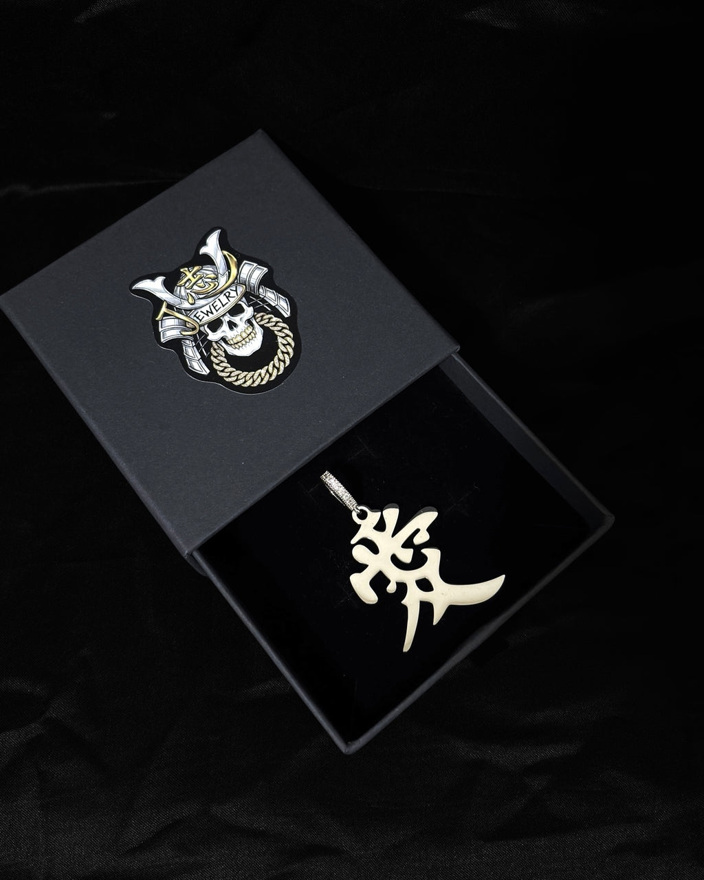 愛=LOVE PENDANT NECKLACE