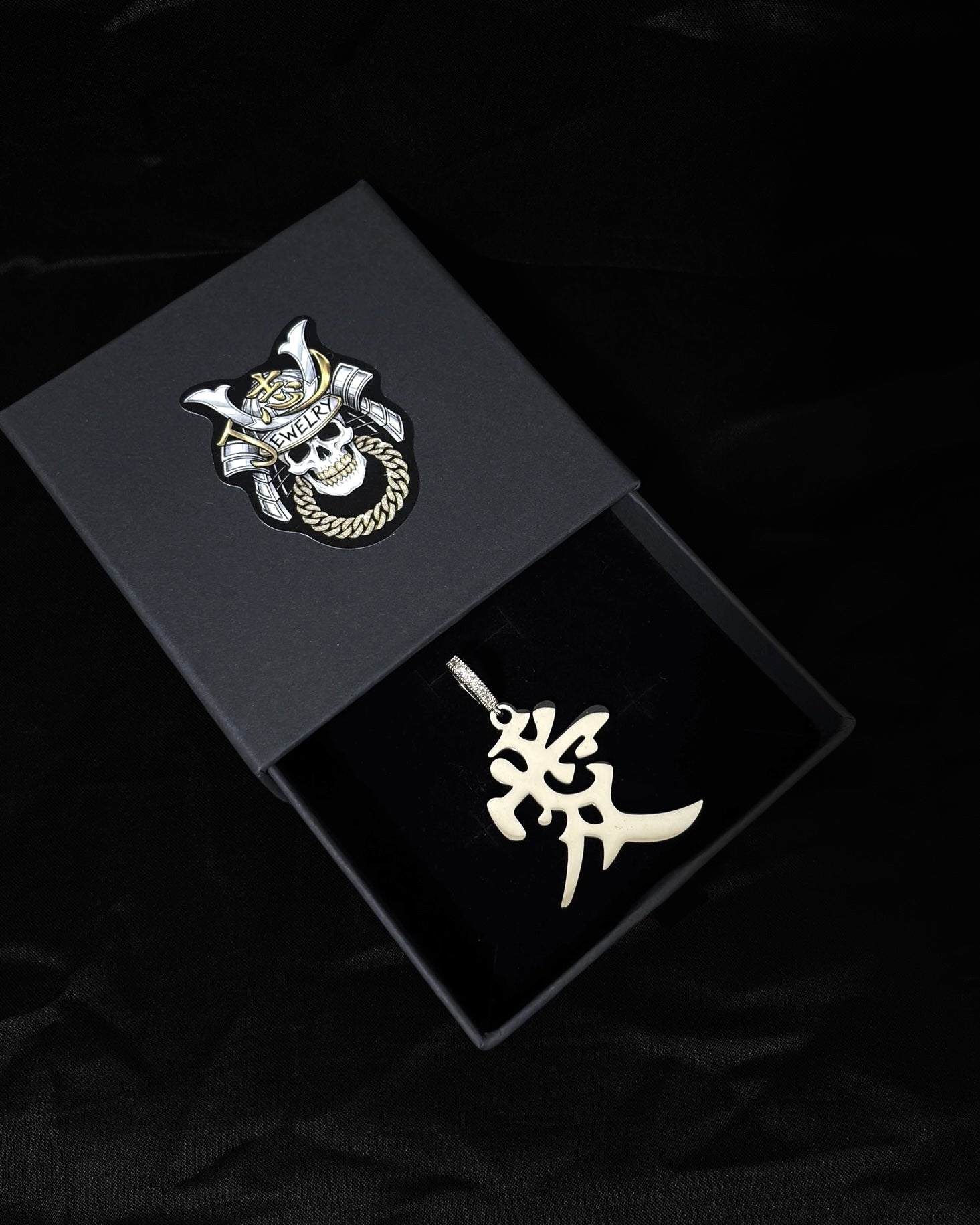 愛=LOVE PENDANT NECKLACE
